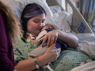 新冠肺炎患者母亲在孩子出生2个月后与孩子团聚